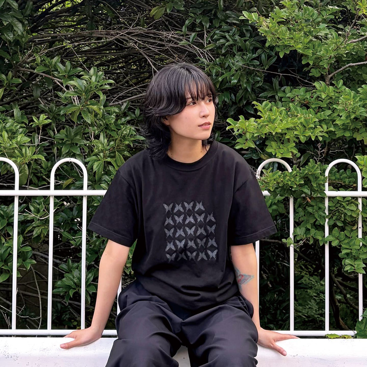 「岡奈なな子」気まぐれな蝶のＴシャツ